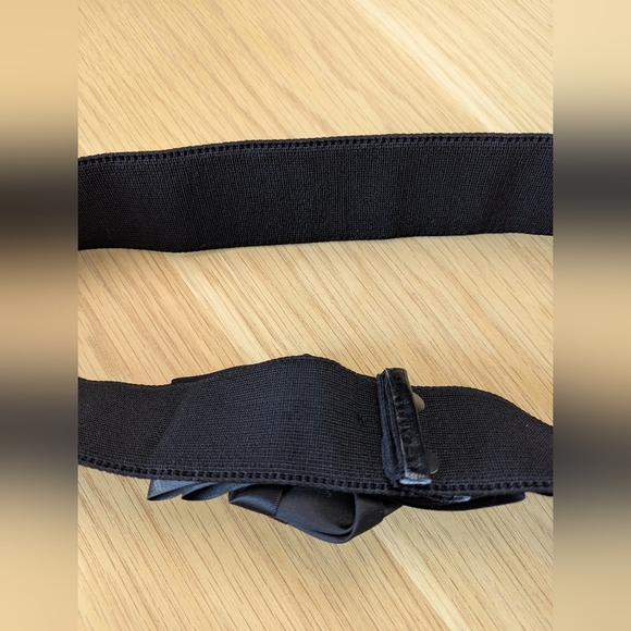 Women's Elasticized Black Belt With Flower/Rosette Bow Detail - Picture 6 of 11